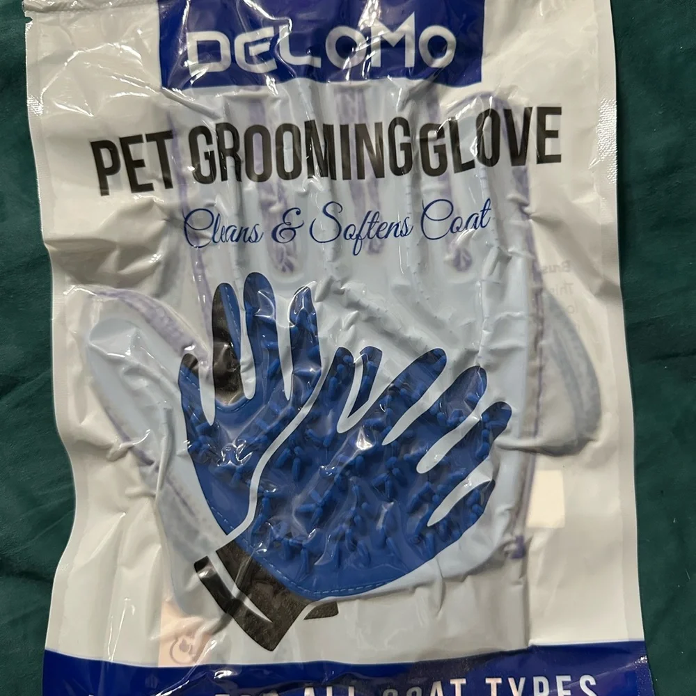 NWT Pet grooming glove